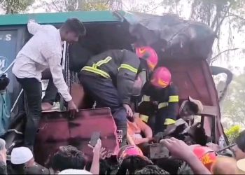 গোপালগঞ্জে এক বাসের পেছনে আরেক বাসের ধাক্কা, নিহত ২