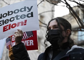 মাস্কের ই-মেইলের জবাব না দিতে কর্মীদের নির্দেশ ৩ ফেডারেল সংস্থার