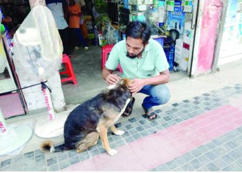কুকুরের প্রতি ভালোবাসার দৃষ্টান্ত স্থাপন করলো কোটালীপাড়ার রনি