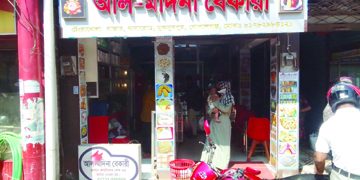 মুকসুদপুরে বৈধ কাগজপত্র ছাড়াই রমরমা ব্যাবসা করছেন আল মদিনা বেকারী