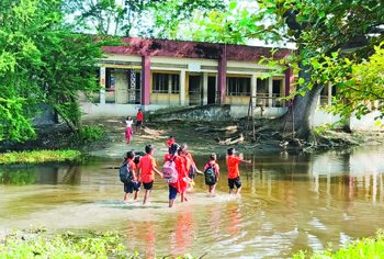 শতবর্ষী বিদ্যালয়ের চারিদিকে থৈথৈ পানি: জীবনের ঝুঁকি নিয়ে চলছে স্কুলে আসা-যাওয়া