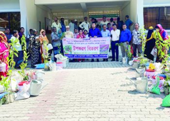 গোপালগঞ্জে অর্ধশত কৃষক পেল প্রনোদনার বীজ ও কৃষি উপকরন