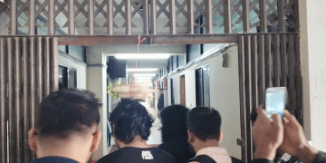 ভোগান্তি ও প্রশাসনের ব্যর্থতা: গোবিপ্রবি শিক্ষার্থীদের প্রতীকী ‘মূলা ঝুলানো’ প্রতিবাদ