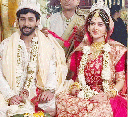 নতুন জীবনে মধুমিতা: দীর্ঘদিনের প্রেমিক দেবমাল্যর সাথে সারলেন বিয়ে