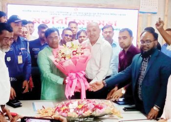 মুকসুদপুরে সংসদ সদস্য সেলিমুজ্জামান মোল্যাকে ফুল দিয়ে বরণ করলেন এলাকাবাসী