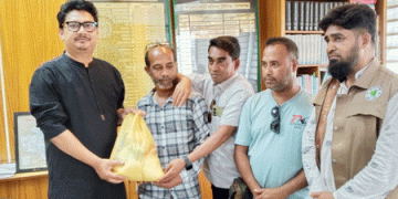টুঙ্গিপাড়ায় সাংবাদিকদের মাঝে ইউএনও’র ঈদ সামগ্রী বিতরণ