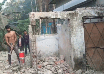 গোপালগঞ্জে সরকারি স্কুলের শৌচাগার ‘গুঁড়িয়ে’ দিলেন প্রভাবশালী: কর্মকর্তাদের বক্তব্যে ধোঁয়াশা