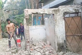 গোপালগঞ্জে সরকারি স্কুলের শৌচাগার ‘গুঁড়িয়ে’ দিলেন প্রভাবশালী: কর্মকর্তাদের বক্তব্যে ধোঁয়াশা